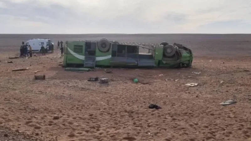 الجزائر: 14 قتيلا و34 مصابا في حادث انقلاب حافلة