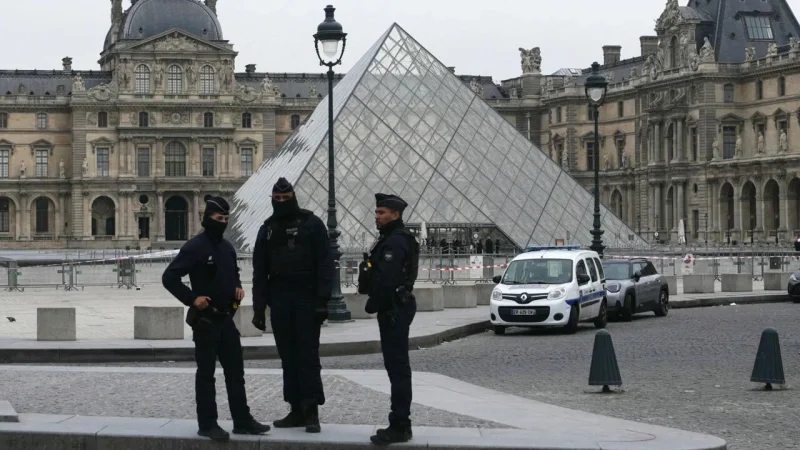 Combriolage du Louvre : les voleurs à 30 secondes près d’être arrêtés