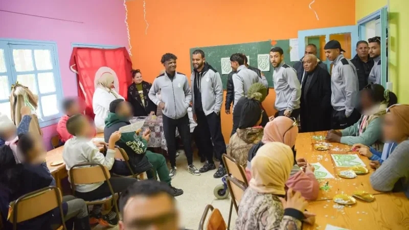 لاعبو الملعب القابسي يزورون أبناء الجمعية العامة للقاصرين بقابس