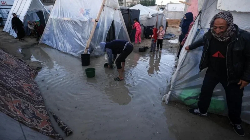 الأمطار الغزيرة تُغرق خيام النازحين في غزة