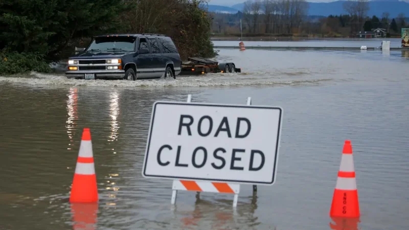 فيضانات تجتاح غرب الولايات المتحدة وكندا وتُجلي آلاف السكان