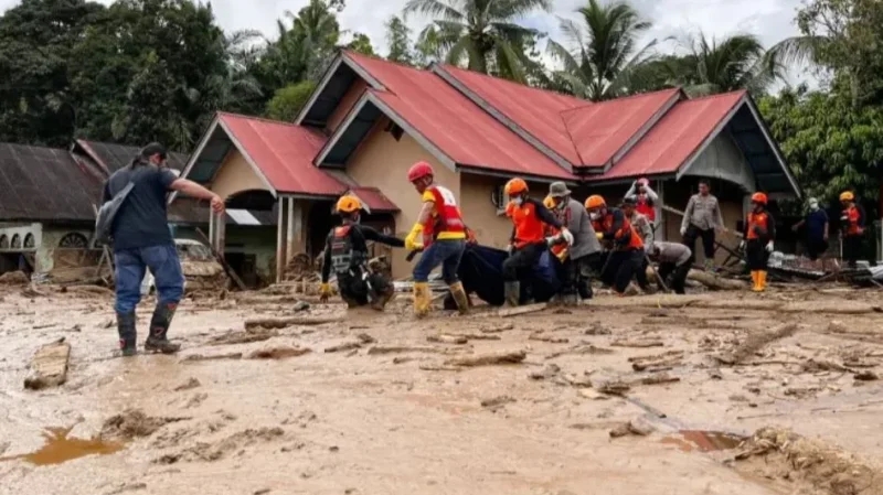 أكثر من ألف قتيل في إندونيسيا جراء الفيضانات