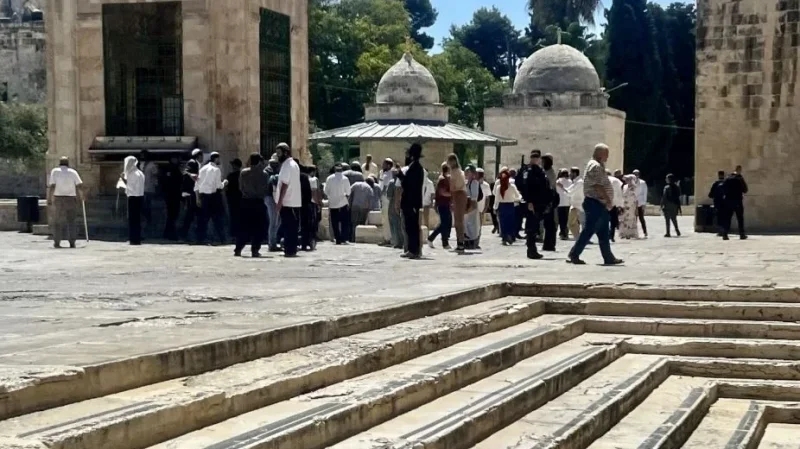 عشرات المستوطنين يقتحمون الأقصى