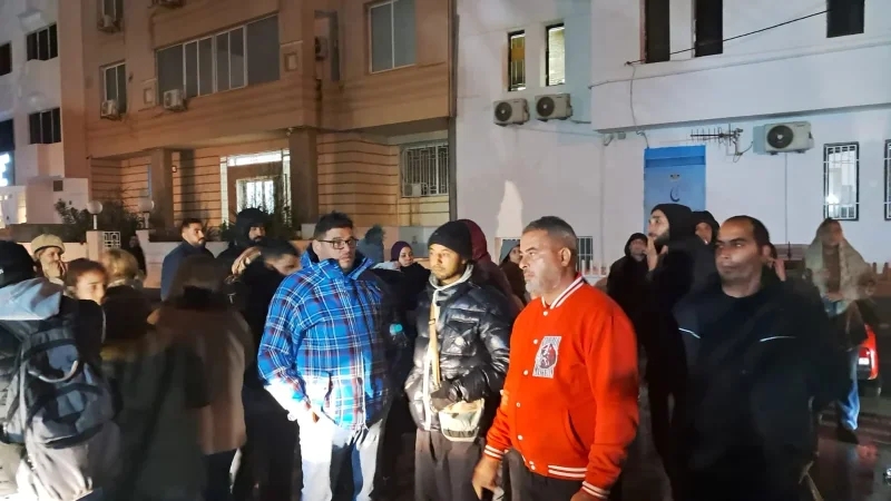 مضيفو الخطوط التونسية المتعاقدون يحتجون للمطالبة بتسوية قانونية