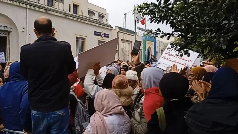 وقفة احتجاجية لأصحاب الشهائد العليا ممّن طالت بطالتهم أمام البرلمان