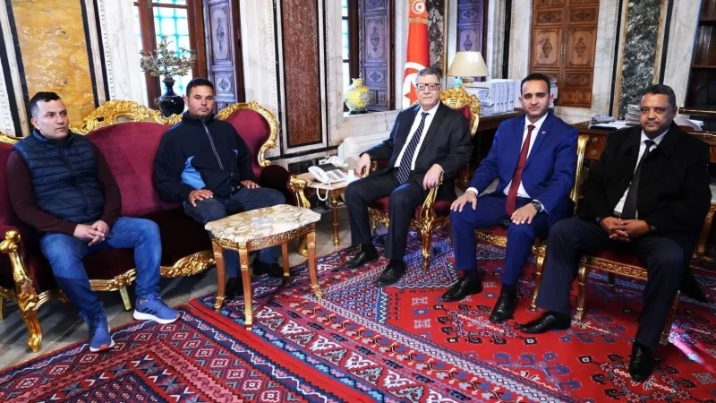 رئيس البرلمان يستقبل ممثلي عمال الإعاشة بشركات بترولية في صحراء تطاوين