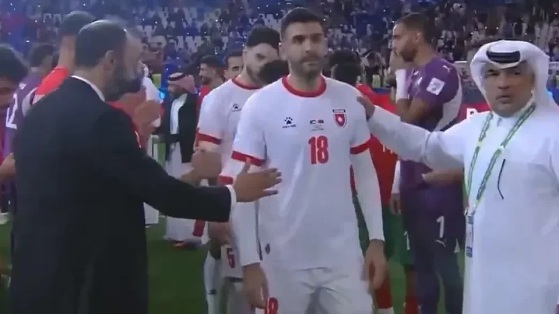 بعد تجاهل مصافحته.. ثنائي منتخب الأردن يعتذران لمدرّب المغرب