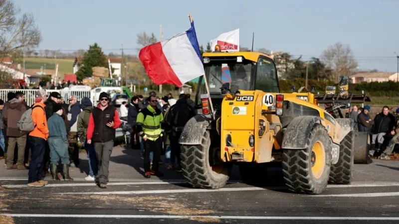 فرنسا: مزارعون يواصلون إغلاق طرق مع انتشار مرض يطال الأبقار