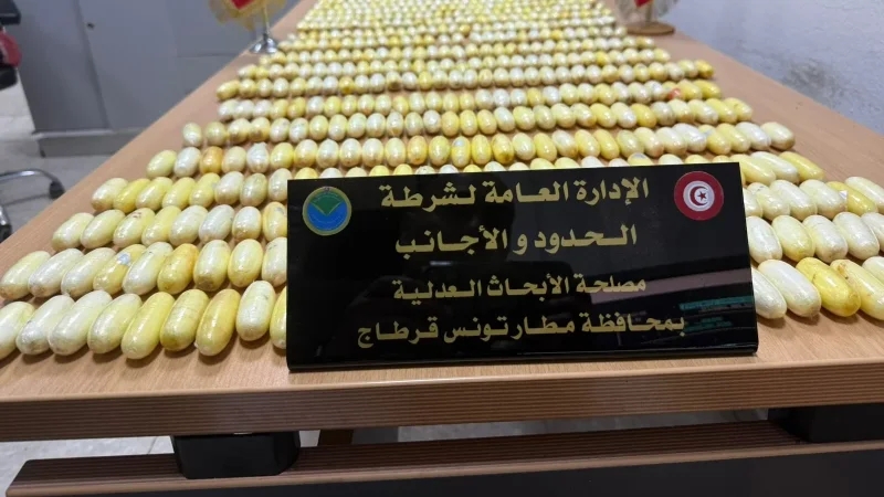 مطار تونس قرطاج: إيقاف أجانب في بطونهم 627 كبسولة كوكايين