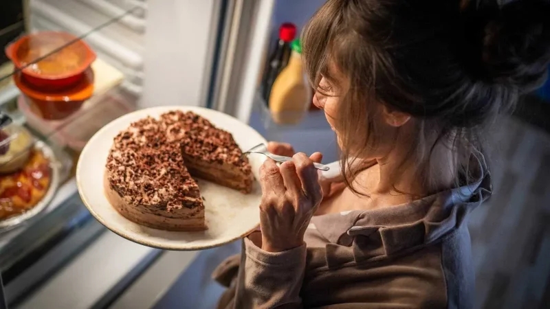 رغم الشبع.. لماذا نشعر بـ 'مساحة إضافية' للحلوى؟