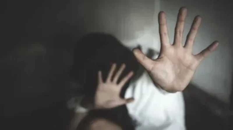 الاحتفاظ بشخص احتجز فتاتين ونكّل بهما