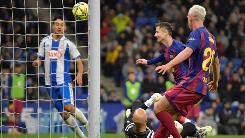 أولمو وليفاندوفسكي يقودان برشلونة لفوز صعب على إسبانيول