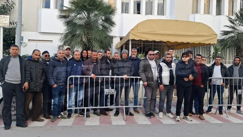 عدد من أصحاب التاكسي من القصرين يطالبون بلقاء وزير النقل