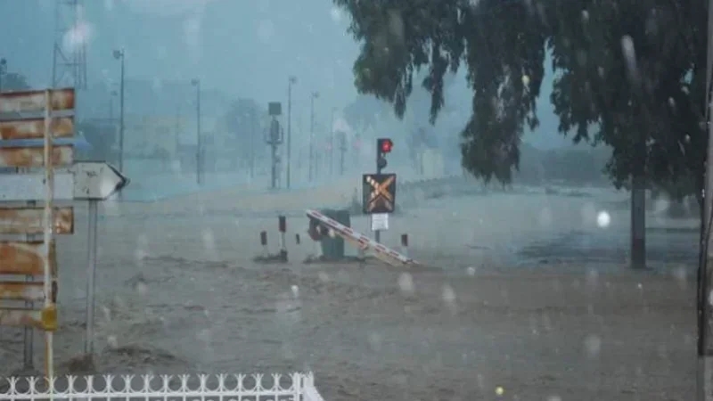 توصيات لمستعملي الطريق.. احذروا أثناء التنقل في مناطق الأمطار والثلوج