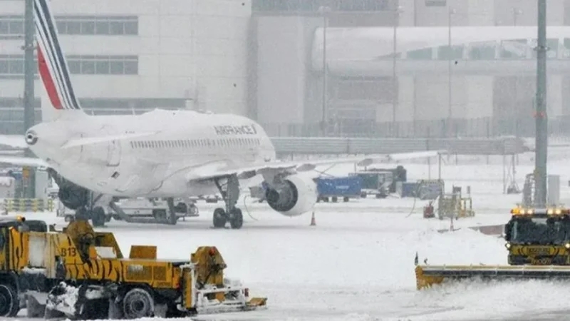 Une centaine de vols annulés à Paris en raison de la neige