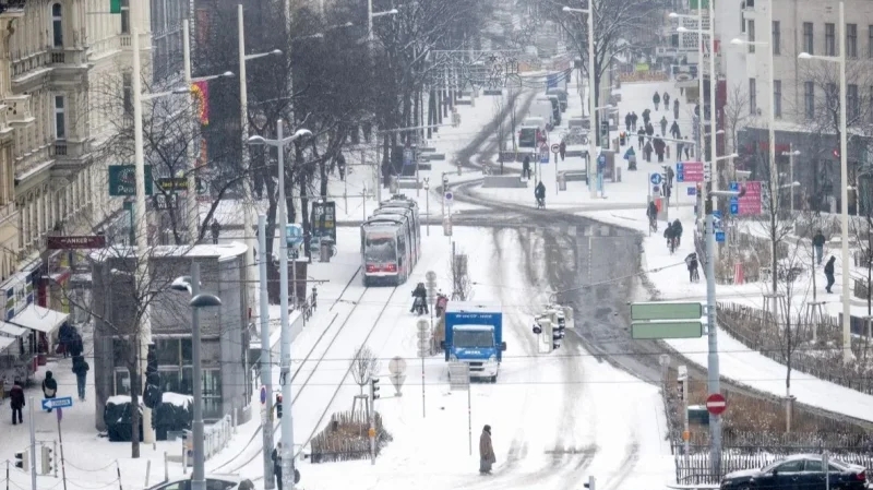 عواصف شمال أوروبا تعطّل النقل وتحرم مئات الآلاف من الكهرباء