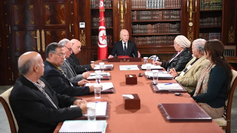 رئيس الجمهورية يتسلّم التقرير النهائي للجنة العمل حول وضع قابس البيئي