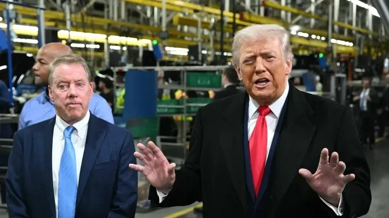 ترامب يُثير الجدل بحركة غير أخلاقية تُجاه عامل في مصنع