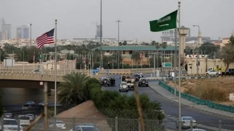سفارة أمريكا في السعودية تحضّ موظفيها على توخي مزيد من الحذر