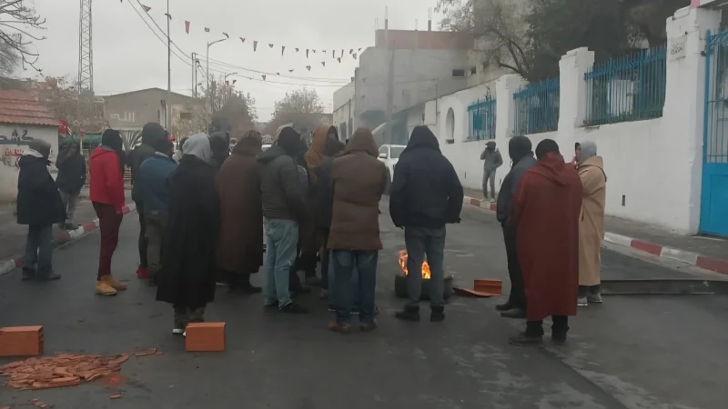 عمال 'معمل الجير' بتالة يحتجون