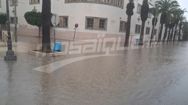 شوارع صفاقس تغرق في مياه الأمطار..وتعطل العمل بعديد المؤسسات