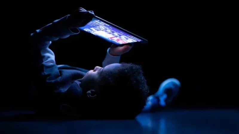 باحث في علم الاجتماع: الفضاء الرقمي حوّل الطفل إلى 'سلعة'