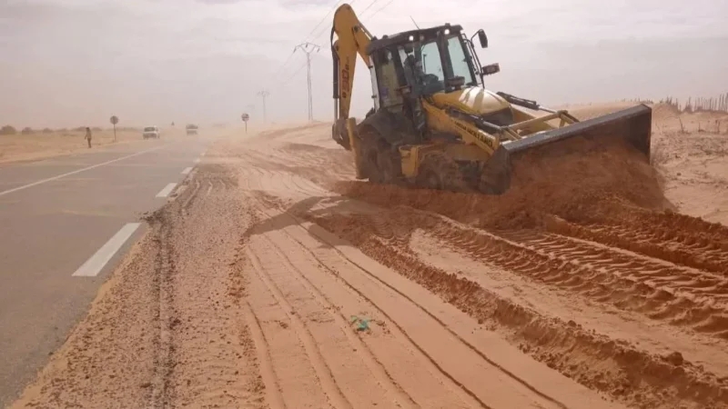 تطاوين: رياح قوية تتسبب في تراكم الرمال بالطريق الوطنية عدد 19