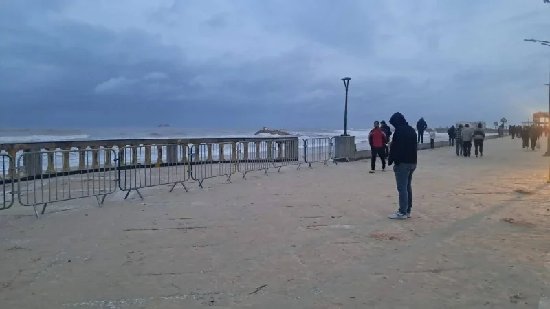 سوسة: الأمن يتدخّل لإبعاد المواطنين عن شاطئ بوجعفر بسبب المدّ البحري