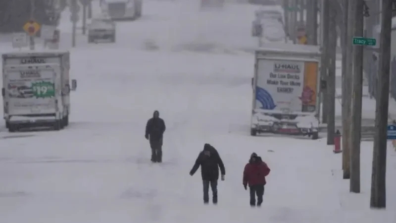 مليون دون كهرباء وإلغاء 10 آلاف رحلة جوية بأمريكا جراء العواصف