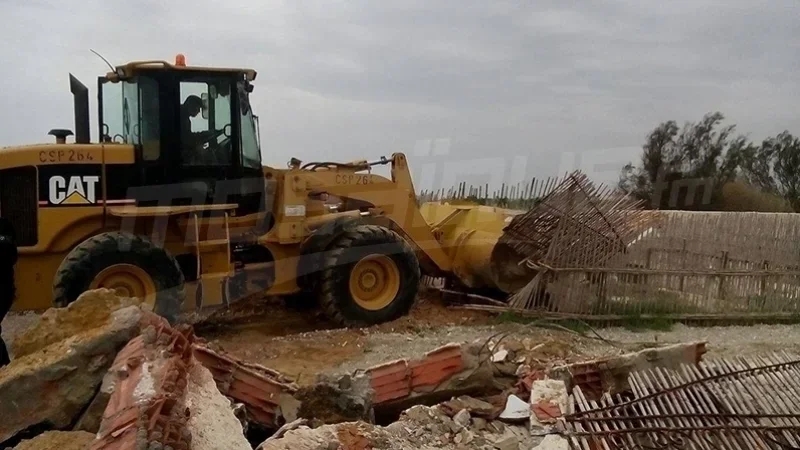 بحضور القوة العامة: هدم سياج تسبب في منع سيلان المياه بالحمامات