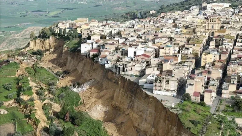 Sicile : Enorme glissement de terrain ... Des maisons dans le vide