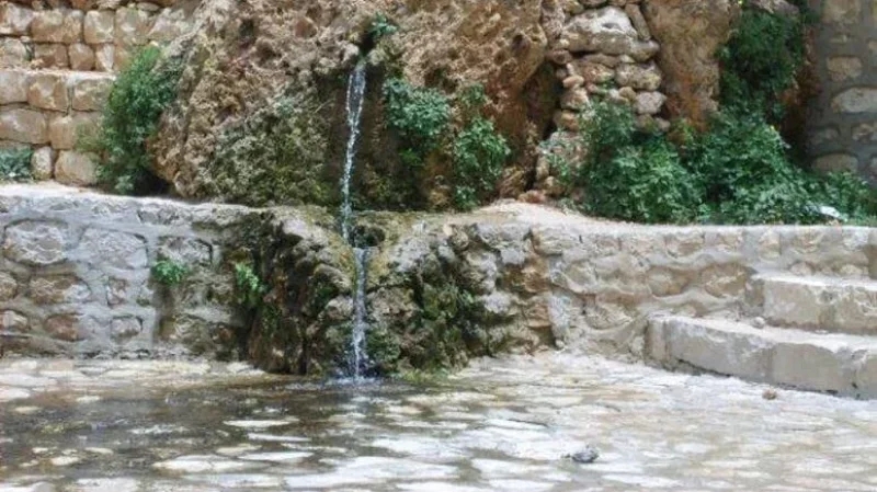 العيون الجبلية بكسرى تعود للجريان بعد فترة جفاف..