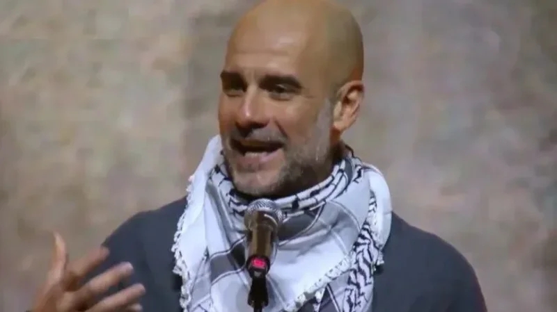 متوشّحًا بالكوفية الفلسطينية..غوارديولا  يُهاجم 'الصمت العالمي'