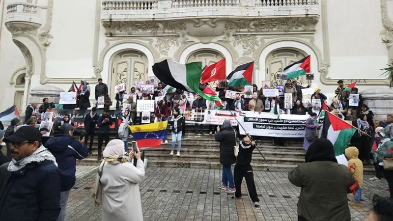 وقفة تضامنية مع الأسرى الفلسطينيين أمام المسرح البلدي