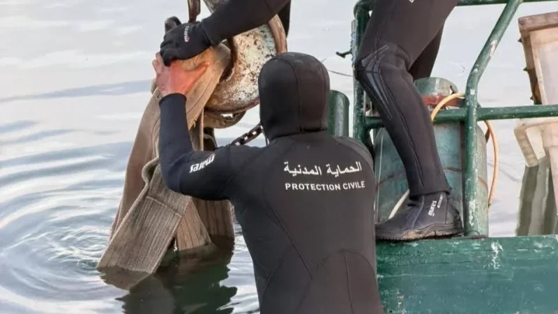 قابس: انتشال مركب صيد غرق في الميناء