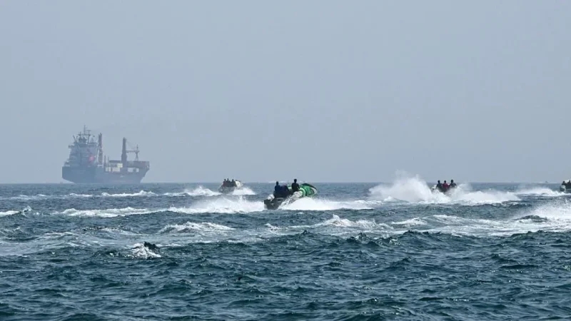 زوارق إيرانية تعترض ناقلة نفط أمريكية في مضيق هرمز