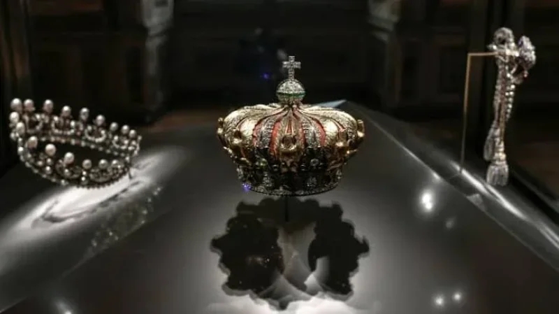 Louvre : la Couronne de l’impératrice Eugénie pourra être restaurée