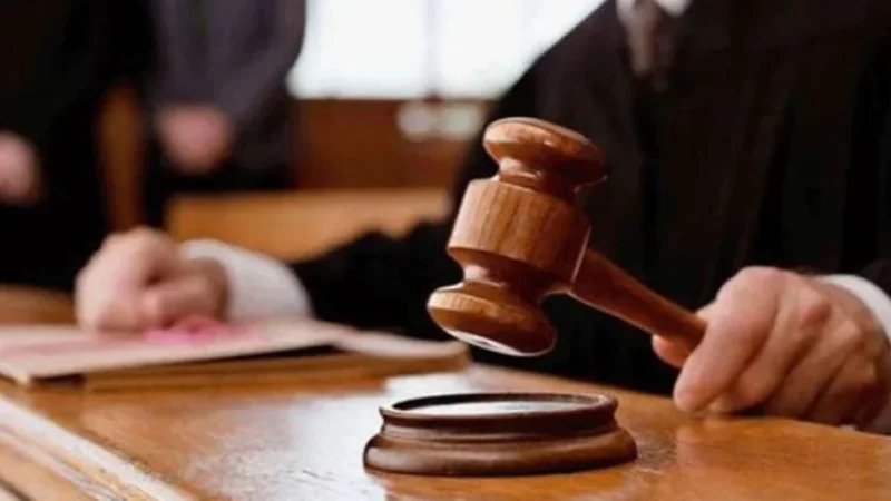 الاحتفاظ بقاض معزول من أجل جرائم اتّصالية والإساءة إلى الغير