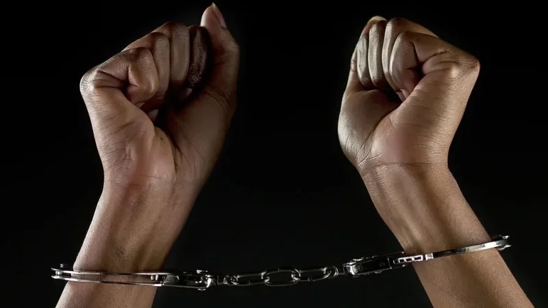 سرقة هاتف جوال تكشف عن مروّجة مخدرات في الوسط المدرسي