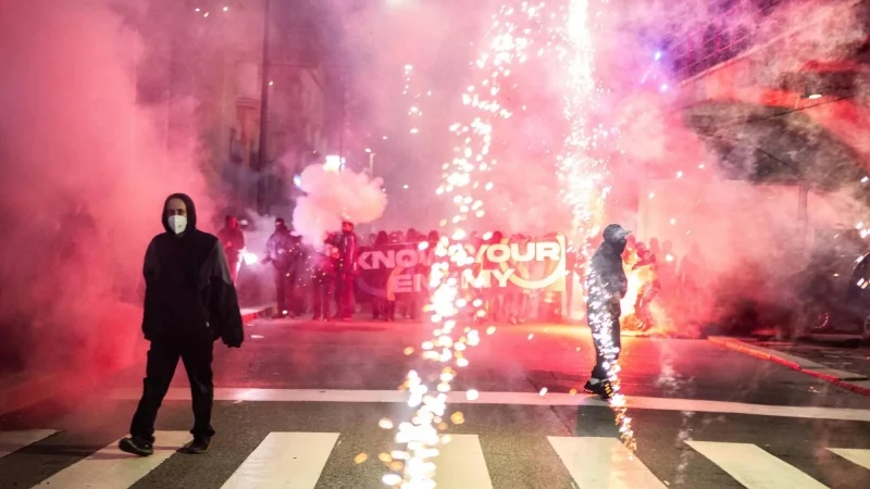 احتجاجات واشتباكات عنيفة.. ماذا يحدث في ميلانو؟