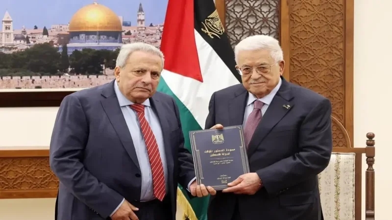 الرئيس الفلسطيني يُصدر قرارا بنشر المسودة الأولى للدستور المؤقّت