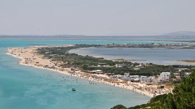 والي بنزرت يعاين آثار التقلبات المناخية على السواحل ببحيرة غار الملح