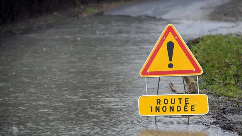 غلق الطريق الرابطة بين وادي مليز والدخايلية بسبب فيضان وادي الرغّاي