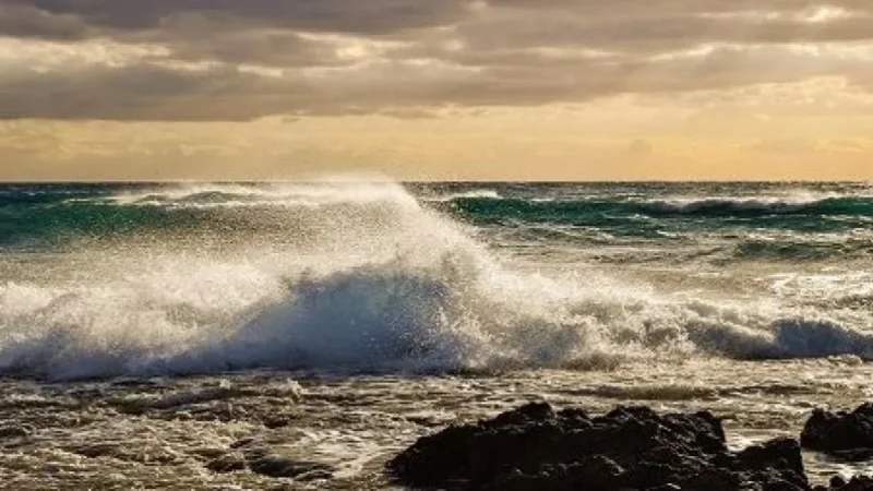 سحب نهارا وأمطار ليلا مع رياح قوية.. تجنبوا الأنشطة البحرية!
