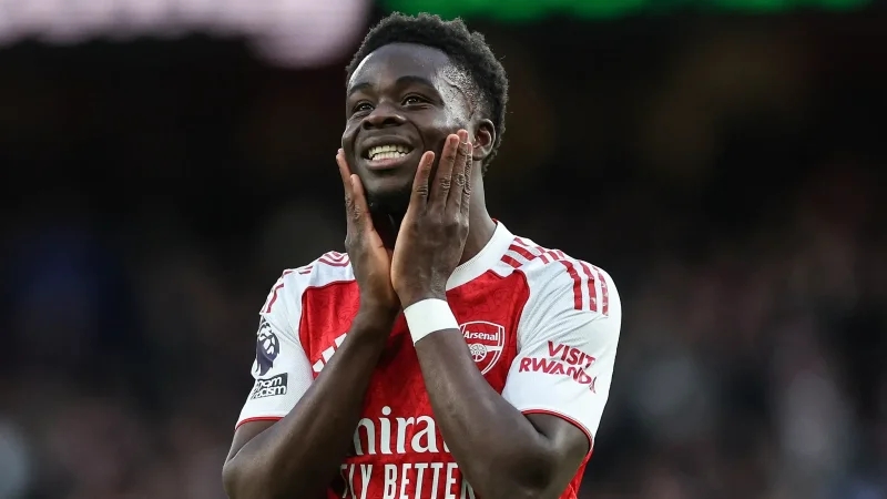 Arsenal prolonge son ailier vedette Bukayo Saka