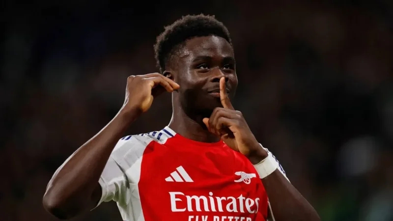 أرسنال يمدد عقد نجمه بوكايو ساكا