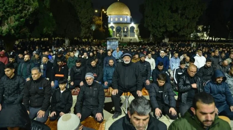 60 ألف مصلٍ يؤدون العشاء والتراويح في الأقصى