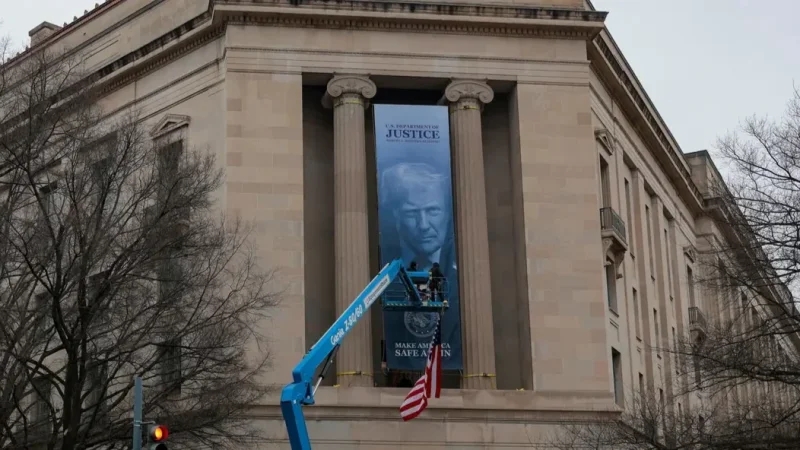 ترامب يرفع صورته على مقر وزارة العدل