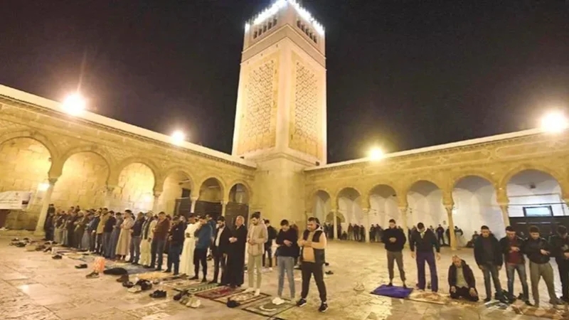 بلدية تونس تحذر أصحاب المحلات التجارية من إزعاج المصلين خلال التراويح