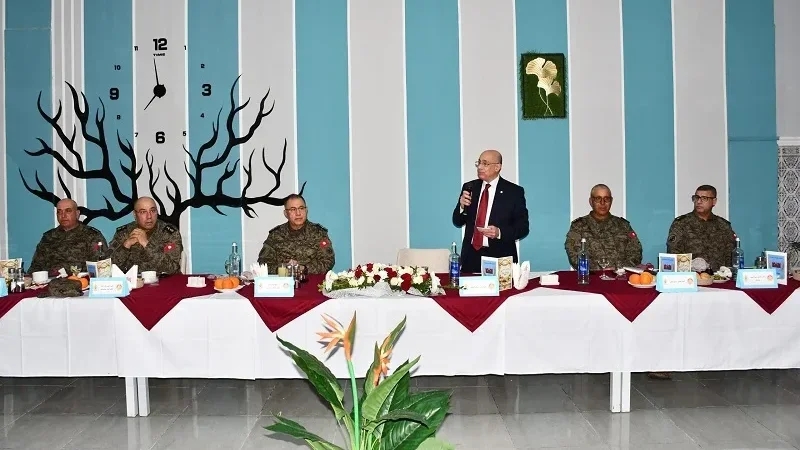 وزير الدفاع يشارك العسكريين العاملين بقاعدة كندار وجبة الإفطار
